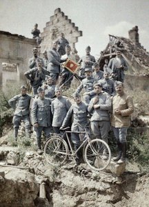 第一次世界大戦中にランス近くのシュマンデダムでドイツ軍が攻撃した後の遺跡でポーズをとる第370歩兵連隊のフランス人将校、1917年フランス、アイヌ（オートクローム） 作： Fernand Cuville